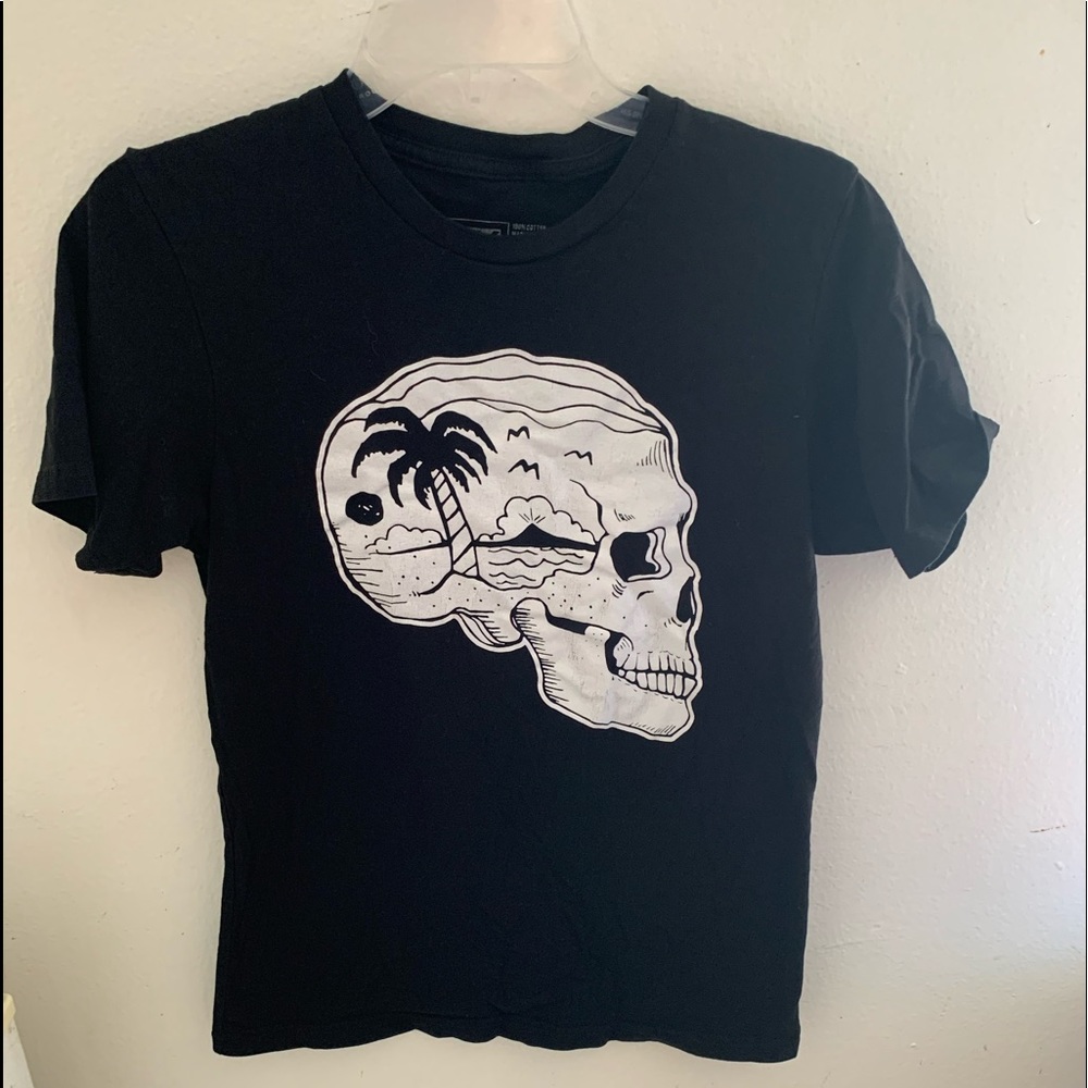 Black and white beach skull shirt